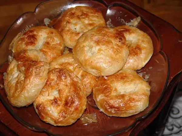 Foto von Boyoz (Blättriges Gebäck aus Izmir) – fertig angerichtet