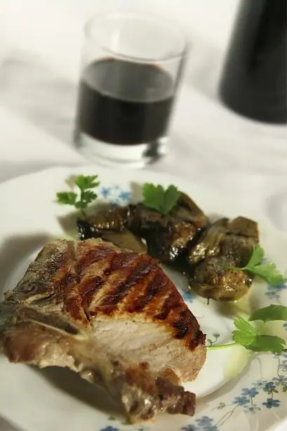 Foto von Klassische italienische Braciola (Gefüllte Rinderrollen in Tomatensauce) – fertig angerichtet