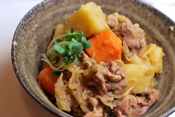 Foto von Nikujaga (Japanischer Fleisch-Kartoffel-Eintopf) – fertig angerichtet