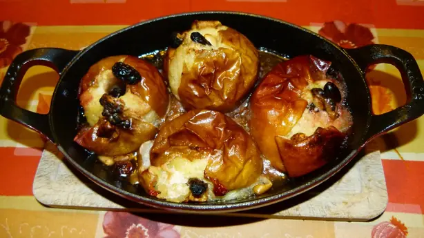 Foto von Klassischer Bratapfel mit Marzipan-Nuss-Füllung – fertig angerichtet