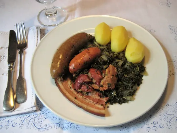Foto von Bremer Braunkohl mit Pinkel (Bremische Grünkohl-Spezialität) – fertig angerichtet