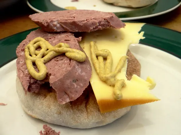 Foto von Hausgemachte Braunschweiger Leberwurst – fertig angerichtet