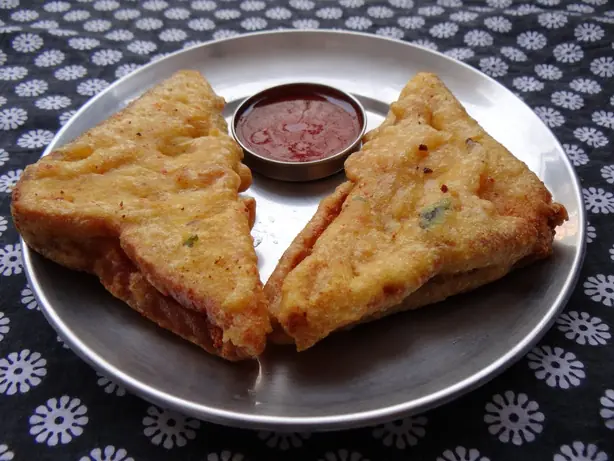 Foto von Bread Pakora (Indische gefüllte Brotecken) – fertig angerichtet