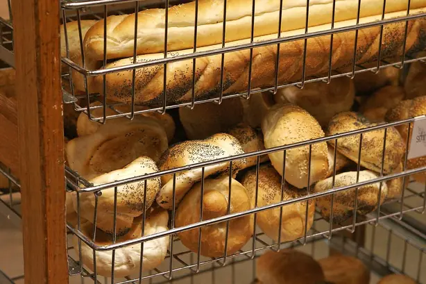Foto von Klassische Weizenbrötchen – fertig angerichtet