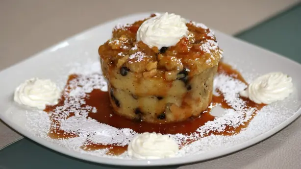 Foto von Klassischer Brot-Pudding mit Zimt und Rosinen – fertig angerichtet
