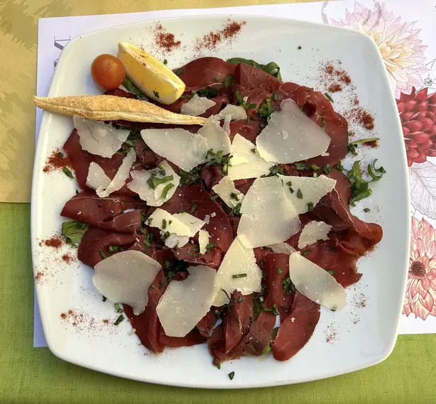 Foto von Hausgemachte Bresaola (Lombardische Art) – fertig angerichtet