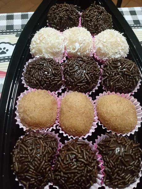 Brigadeiros – Foto: Rodrigogomesonetwo (CC BY-SA 4.0)