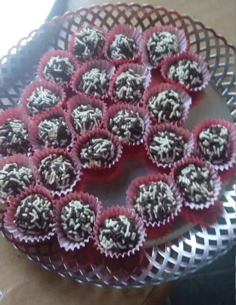 Brigadeiros decorados – Foto: Keijuu (CC BY-SA 4.0)