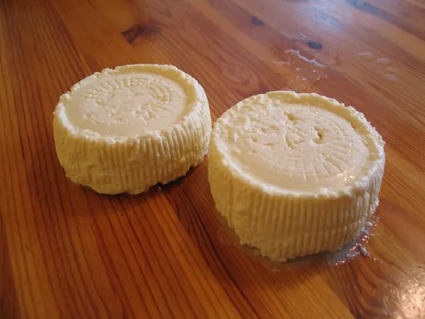 Foto von Korsischer Brocciu (Hausgemachter Frischkäse) – fertig angerichtet