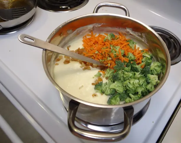 Foto von Feine Schweizer Käsesuppe mit Gruyère – fertig angerichtet