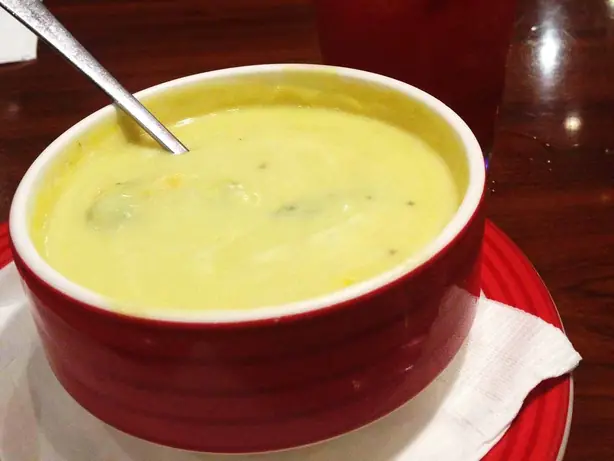 Foto von Cremige Brokkoli-Cheddar-Suppe – fertig angerichtet