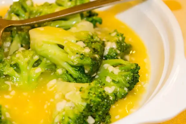 Broccoli with cheese sauce, Holiday Restaurant, Semarang, 2014-06-19 – Foto: Crisco 1492 (CC BY-SA 3.0)