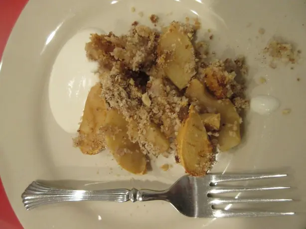 Foto von Klassische Apfel-Brown-Betty – fertig angerichtet