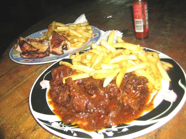 Foto von Jamaikanisches Brown Stew Chicken – fertig angerichtet