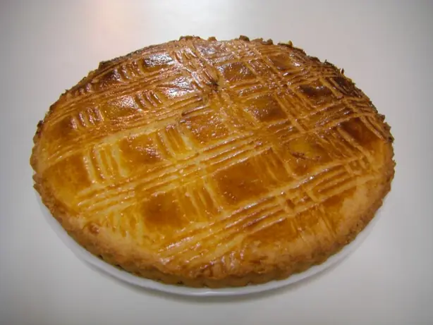 Foto von Broyé poitevin (Buttriger Mürbekuchen aus dem Poitou) – fertig angerichtet