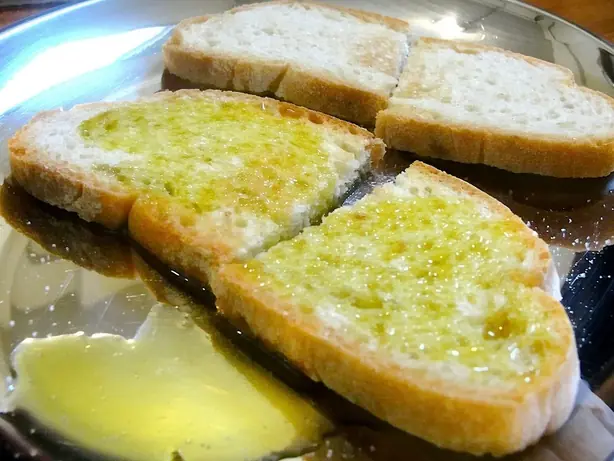 Foto von Klassische italienische Bruschetta – fertig angerichtet
