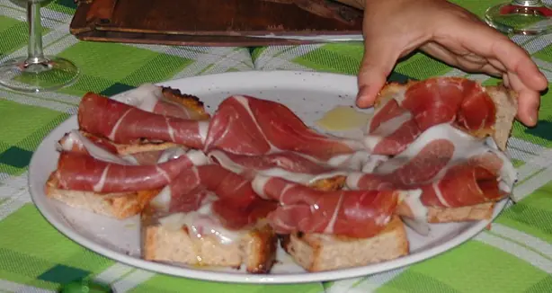 Bruschetta 02 schinken – Foto: User:Raboe001 (CC BY-SA 2.5)