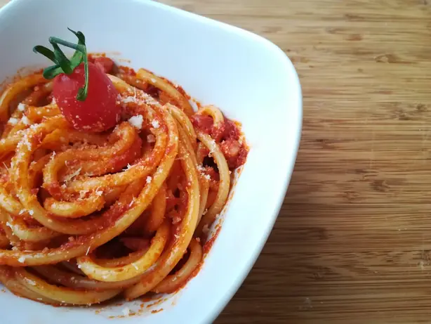 Foto von Original italienische Pasta all'Amatriciana – fertig angerichtet