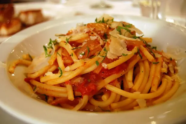 Foto von Bucatini all’amatriciana – fertig angerichtet