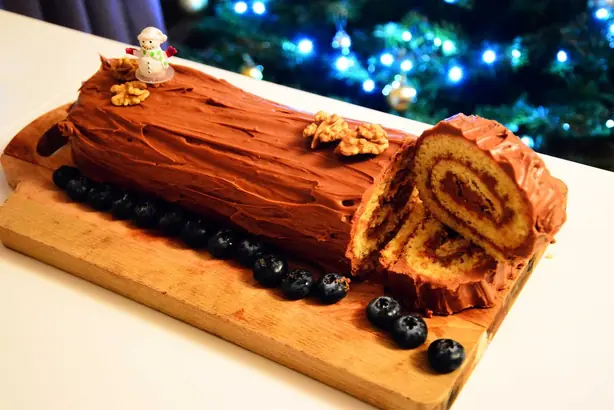 Foto von Klassische Bûche de Noël (Weihnachtsscheit) – fertig angerichtet