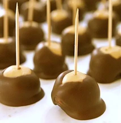 Foto von Buckeye-Konfekt (Erdnussbutter-Schoko-Pralinen) – fertig angerichtet