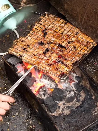 Foto von Bún Chả – Vietnamesisches Grillfleisch mit Reisnudeln und Kräutern – fertig angerichtet