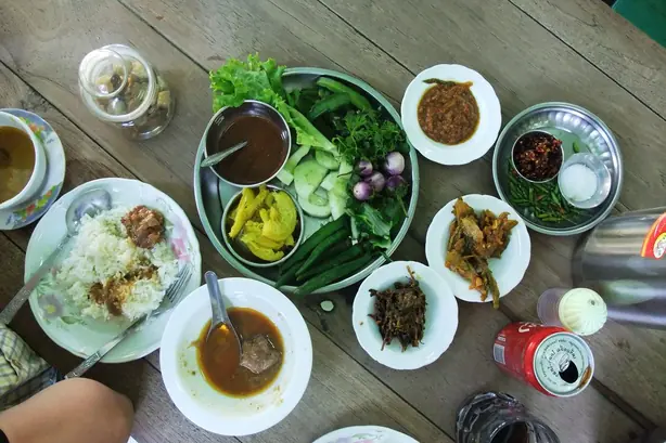 Foto von Klassisches Burmesisches Hühnercurry (Kyet Thar Hsibyan) – fertig angerichtet