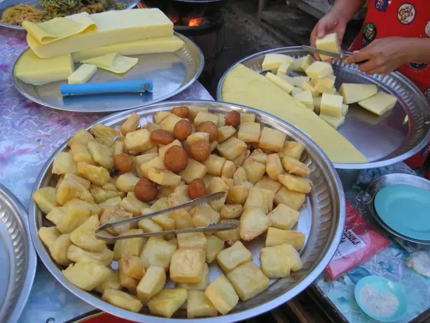 Foto von Burmesischer Tofu (Shan Tofu) – fertig angerichtet