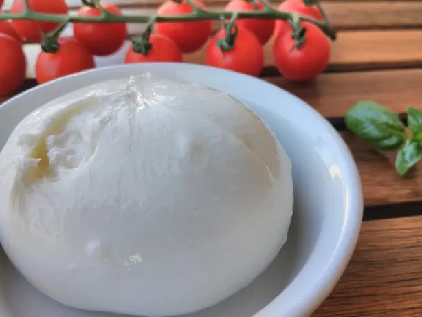 Foto von Traditionelle italienische Burrata – fertig angerichtet