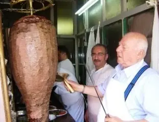 Foto von Hausgemachter Döner Kebab (Bursa-Style) – fertig angerichtet