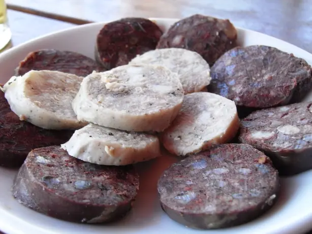Foto von Katalanische Botifarra (Hausgemachte Schweinebratwurst) – fertig angerichtet