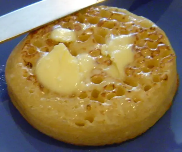 Foto von Klassische britische Crumpets – fertig angerichtet