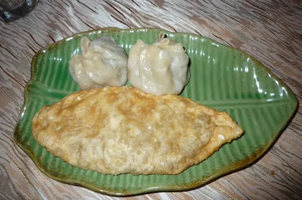 Buuz Khuushuur 1 – Foto: Brücke-Osteuropa (PUBLIC DOMAIN)