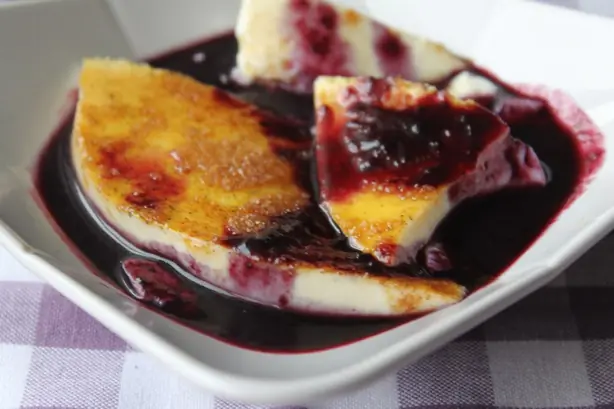 Foto von Isländische Ábrystir (Kolostrum-Pudding) – fertig angerichtet