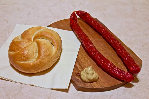 Foto von Traditionelle Hausgemachte Cabanossi (Kabanos) – fertig angerichtet