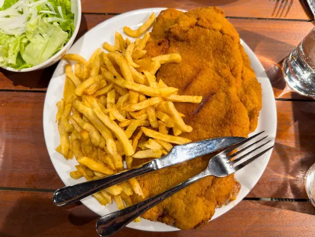Foto von Cachopo Asturiano – Das herzhafte XXL-Schnitzel aus Asturien – fertig angerichtet