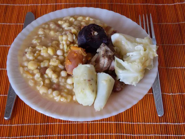 Foto von Cachupa Rica (Kapverdischer Eintopf) – fertig angerichtet