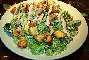Foto von Klassischer Caesar Salad (Original Tijuana Style) – fertig angerichtet