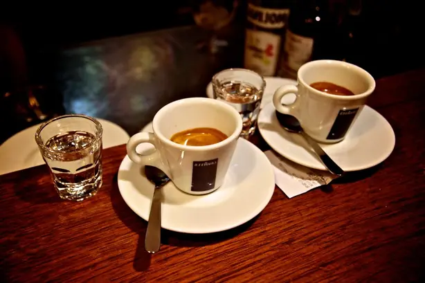 Foto von Caffè Corretto – fertig angerichtet