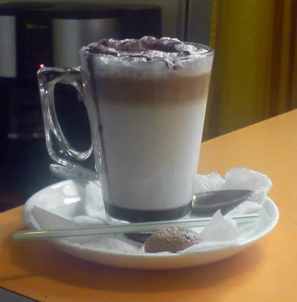 Foto von Klassischer Caffè Mocha – fertig angerichtet