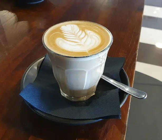 Caffe Latte at Pulse Cafe – Foto: B adger1 (CC0)
