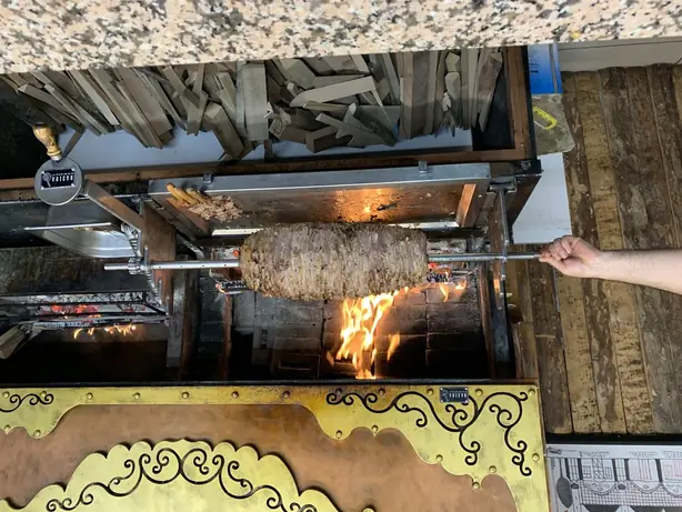 Foto von Erzurum Cağ Kebabı – fertig angerichtet