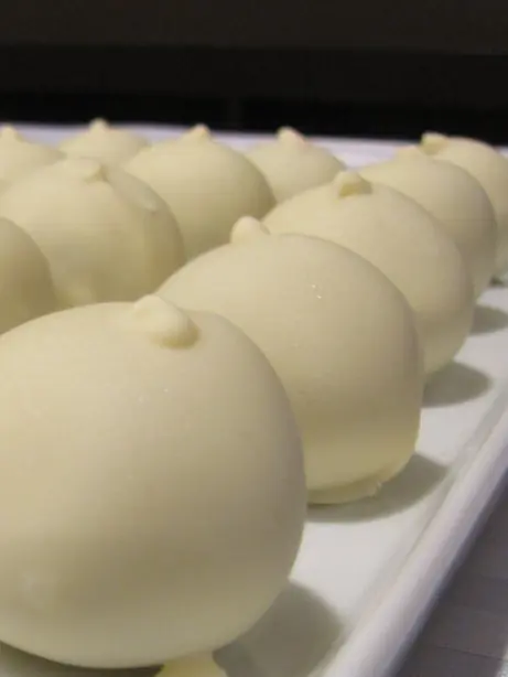 Foto von Hausgemachte Cake Balls (Kuchenkugeln) – fertig angerichtet