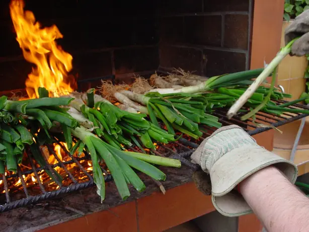 Foto von Traditionelle katalanische Calçotada – fertig angerichtet