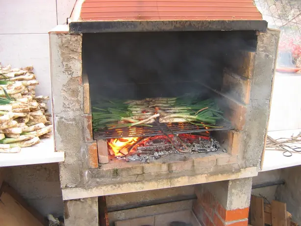 Foto von Katalanische Calçots mit Salvitxada-Sauce – fertig angerichtet