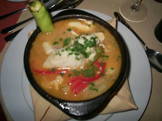 Foto von Caldillo de Congrio (Chilenische Meeraal-Suppe) – fertig angerichtet