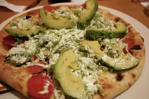 Foto von California-Style Pizza (Gourmet-Pizza nach kalifornischer Art) – fertig angerichtet