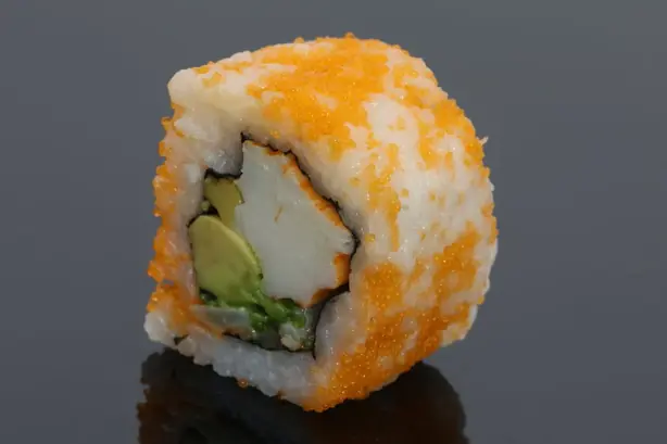 Foto von California Roll (Uramaki Sushi) – fertig angerichtet