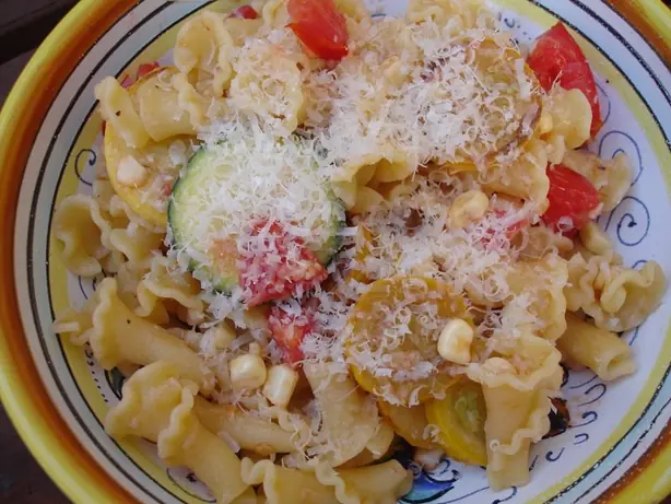 Foto von Hausgemachte Campanelle (Gigli) – fertig angerichtet