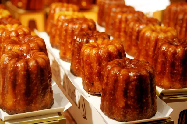 Foto von Klassische Canelés de Bordeaux – fertig angerichtet